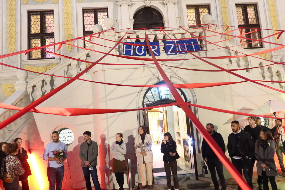 Menschen vor dekorierter Alten Handlesbörse für die Pop-Up-Audio-Ausstellung. 